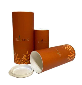 La mano de Hallpack hace el empaquetado redondo del cilindro de papel de la caja del tubo del casquillo plástico de envío biodegradable
