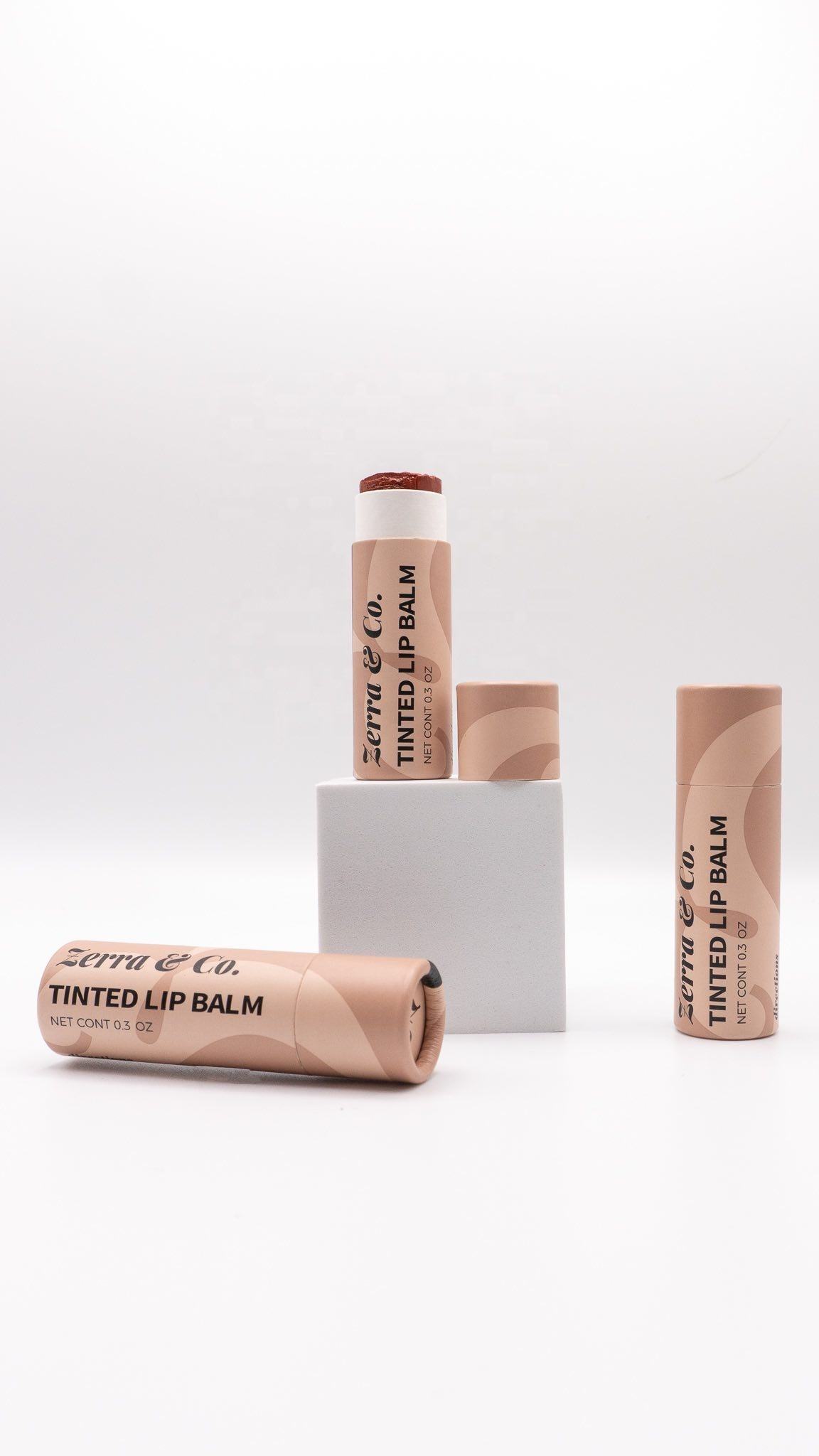El lustre del labio del protector labial de la cartulina biodegradable reciclada empuja hacia arriba el tubo cosmético respetuoso del medio ambiente del tubo de papel