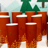 La mano de Hallpack hace el empaquetado redondo del cilindro de papel de la caja del tubo del casquillo plástico de envío biodegradable